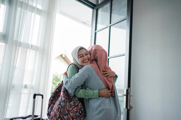 Muslim wanita muda antusias tentang pertemuan ibunya — Stok Foto