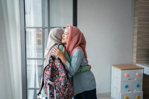 Hijab Asia wanita muda senang bertemu ibu mereka — Stok Foto