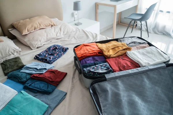 Nyitott bőrönd sok ruhával — Stock Fotó