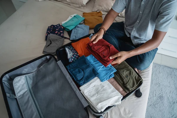 Ásia homem colocando ela roupa no o mala — Fotografia de Stock