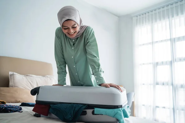 Zahalená žena se snažila zavřít svůj plný kufr — Stock fotografie
