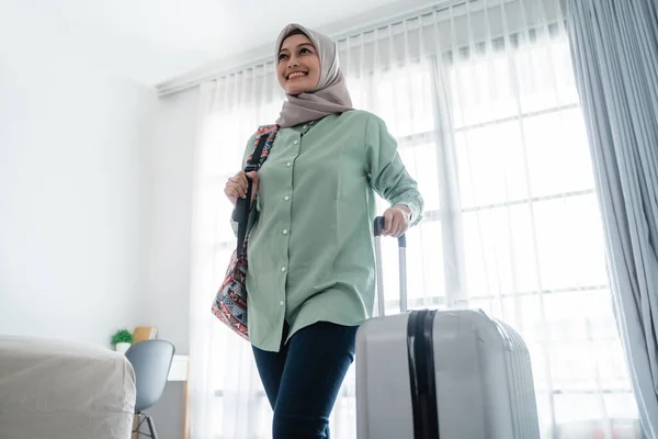 Schoonheid jong hijab reiziger lopen en het dragen van haar tas en het houden van koffer — Stockfoto