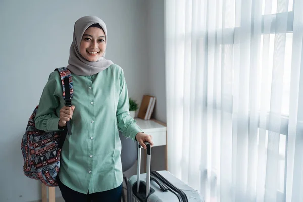 Lächelnde junge Hijab-Reisende mit Tasche und Koffer — Stockfoto