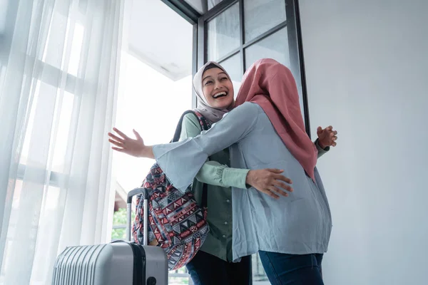 Hijab-Frau umarmt ihre Schwester, als sie sich vor der Haustür trifft — Stockfoto