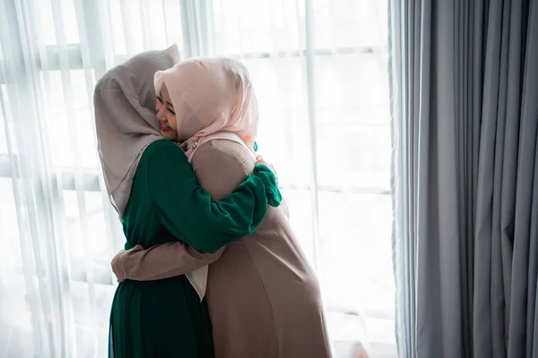 Muslimische Hidschab-Frau trifft und umarmt glücklich ihre Schwester — Stockfoto