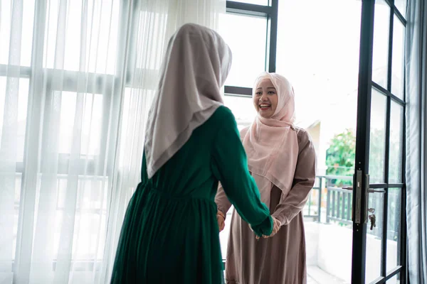 Müslüman tesettürlü kadın mutlu bir şekilde kız kardeşiyle tanışır. — Stok fotoğraf