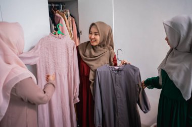 Müslüman kadın girişimciler tüketicilere yeni elbiseler gösteriyor