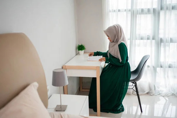 Hidžáb ženy sedí na židli studovat a číst svatou knihu Al-quran — Stock fotografie