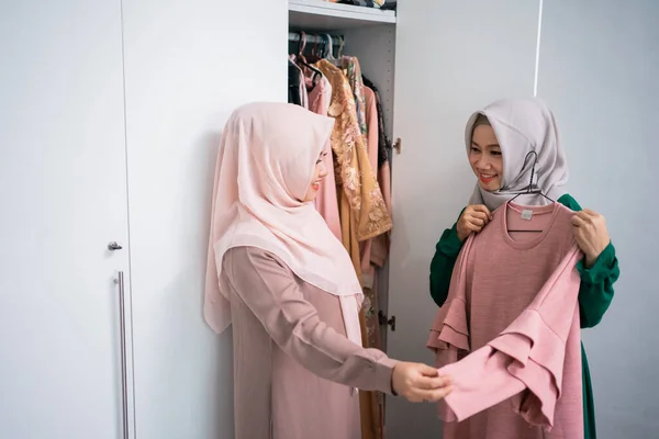 Mujeres empresarias musulmanas muestran nuevas túnicas a los consumidores — Foto de Stock