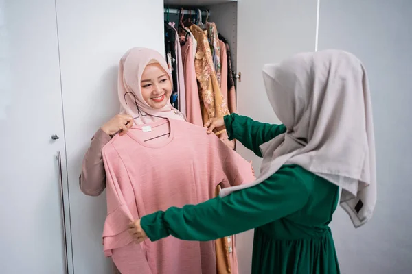 Diseñadores de ropa musulmanes muestran los resultados de sus prendas a sus clientes — Foto de Stock