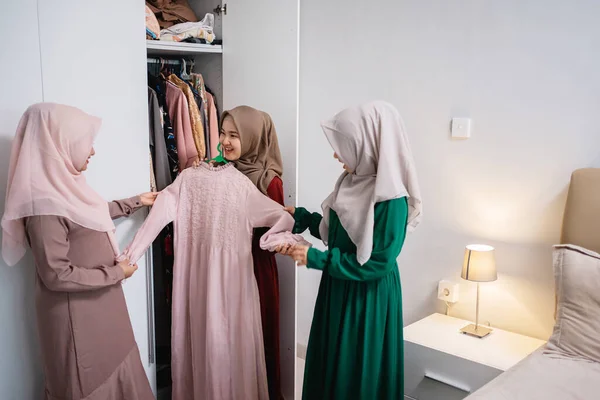 मुस्लिम महिला उद्यमी उपभोक्ताओं को नए कपड़े दिखाते हैं — स्टॉक फ़ोटो, इमेज