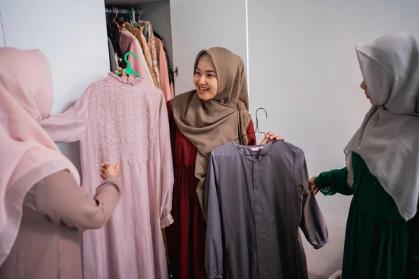 Pengusaha wanita Muslim memamerkan jubah baru kepada konsumen — Stok Foto