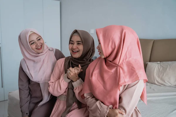 Grupo de mulher moslem sentado na cama desfrutar de conversar juntos — Fotografia de Stock