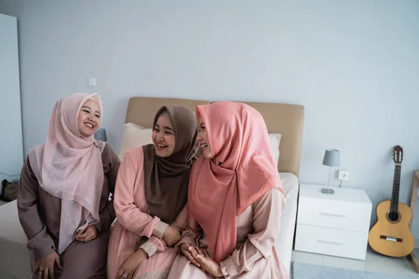 Tres hijab mujer sentado en la cama hablando y charlando juntos —  Fotos de Stock