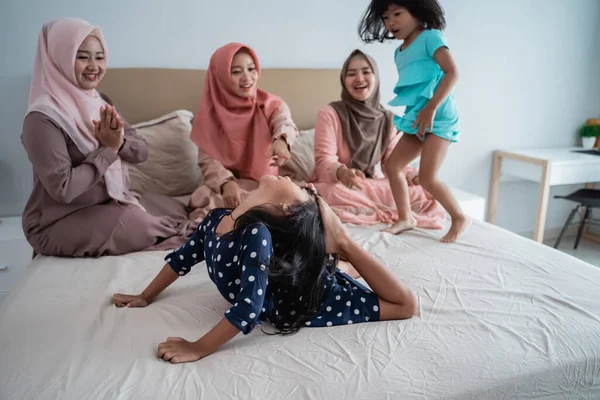 Tiga ibu asia menikmati bermain dengan putrinya di kamar tidur — Stok Foto