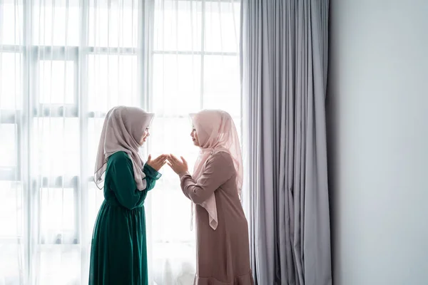 친구를 만날 때 히잡을 쓰고 있는 여자 — 스톡 사진