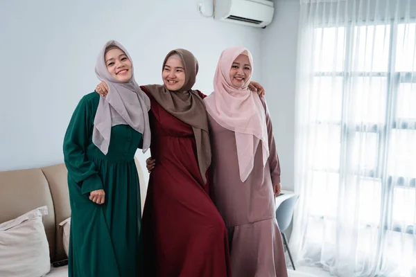 Plezier hebben terwijl besteden tijd drie moslim vrouwen staan in bed — Stockfoto