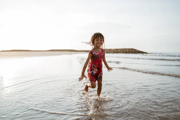 Bavte se malá asijská dívka běží — Stock fotografie
