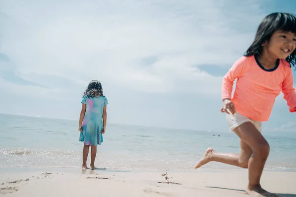 Δύο κοριτσάκια παίζουν κρυφτό στην παραλία. — Φωτογραφία Αρχείου