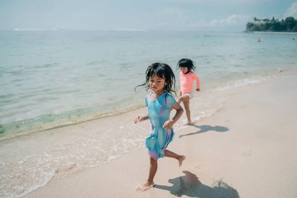 Deux petites filles courant sur la plage — Photo