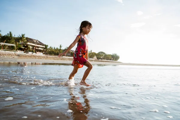 Ter diversão pouco ásia menina correndo — Fotografia de Stock