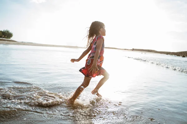 Spaß haben kleine asiatische Mädchen läuft — Stockfoto