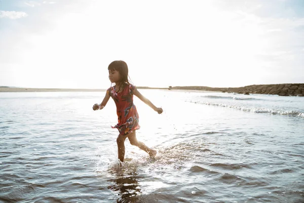 Ter diversão pouco ásia menina correndo — Fotografia de Stock