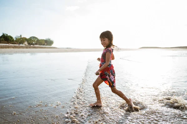 Amusez-vous petite fille asiatique courir — Photo