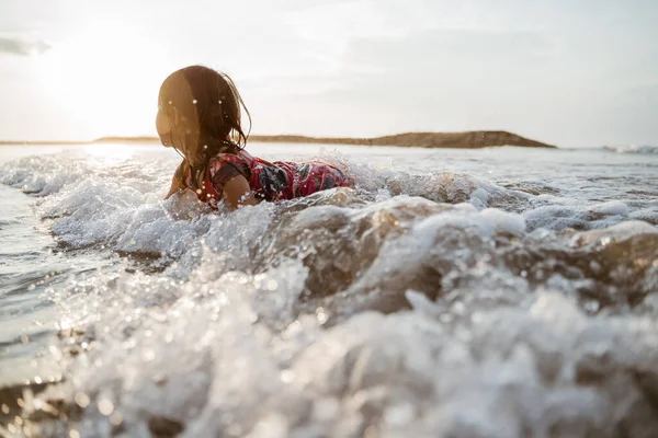 小女孩在沙滩上爬来爬去玩水 — 图库照片