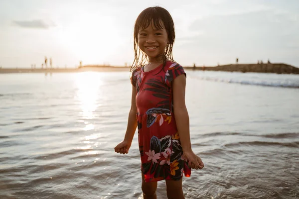 Excitation des filles jouant de l'eau sur la plage — Photo