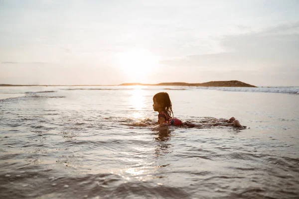 小女孩在沙滩上爬来爬去玩水 — 图库照片
