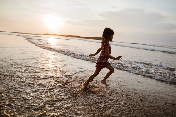 Spaß haben kleine asiatische Mädchen läuft — Stockfoto