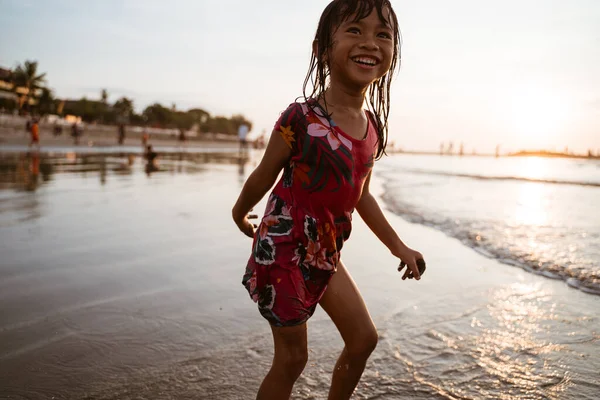 Excitation des filles jouant de l'eau sur la plage — Photo