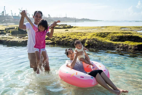 Asiatico felicità famiglia giocare su il spiaggia — Foto Stock