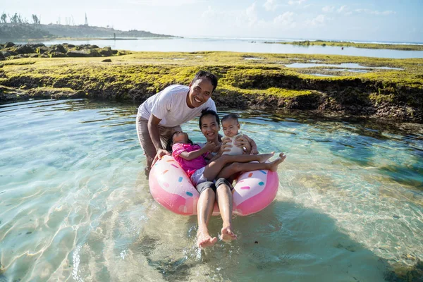 Ασιατική οικογένεια ευτυχία παίζει στην παραλία — Φωτογραφία Αρχείου