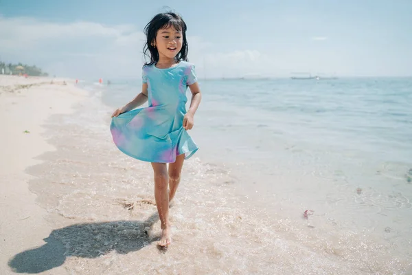 Les petites filles courent et rient à la plage — Photo