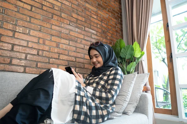 휴대폰으로 행복해 하는 여성 — 스톡 사진