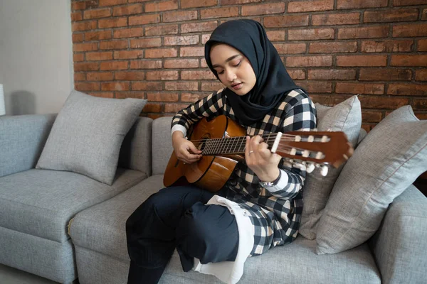 Мусульманка играет на гитаре — стоковое фото