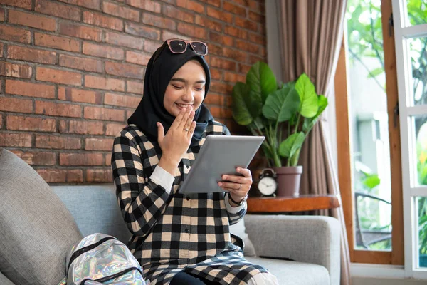 Chockad muslimsk kvinna täcka hennes mun — Stockfoto