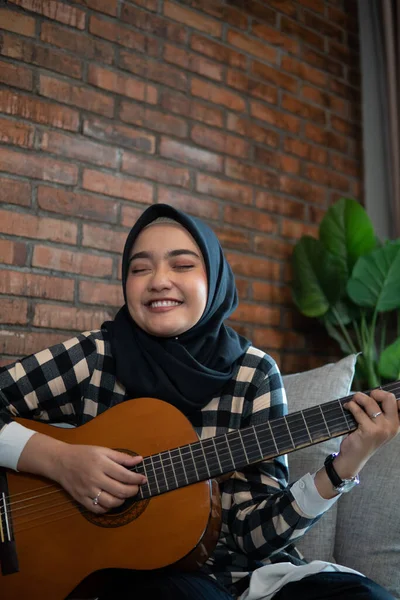 Mulher muçulmana tocar guitarra — Fotografia de Stock