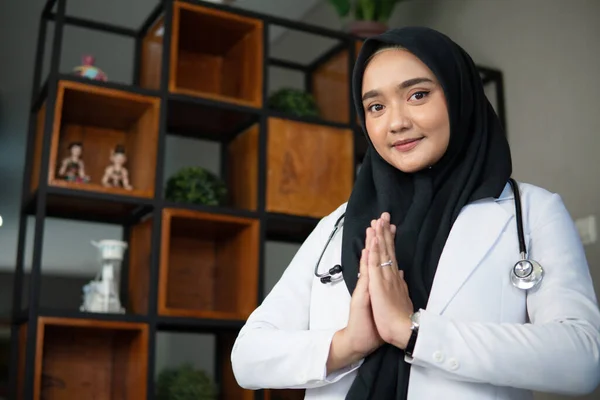 Мусульманский врач, работающий в ее клинике — стоковое фото