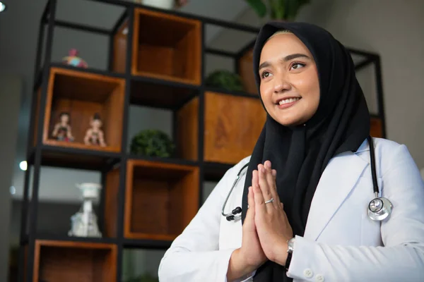 Muslimský lékař pracující na její klinice — Stock fotografie