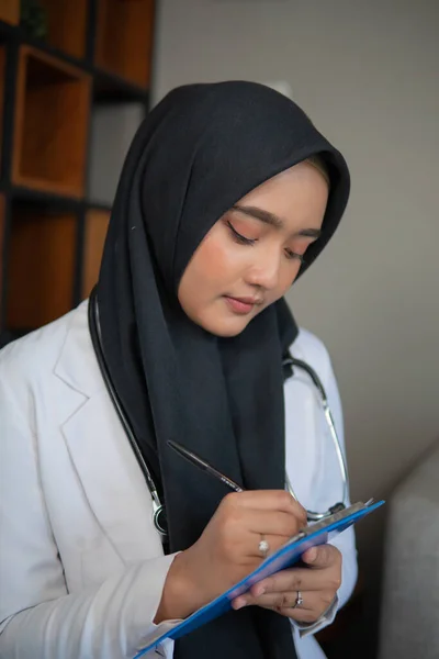 彼女の診療所で働くイスラム教徒の医者は — ストック写真