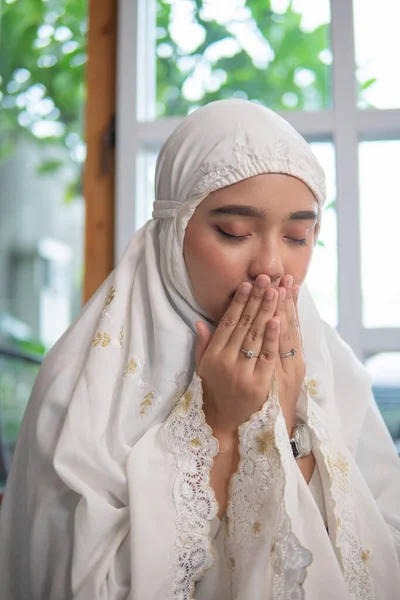 Wanita muslim asia berdoa — Stok Foto