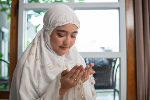 Mujer musulmana asiática rezando — Foto de Stock