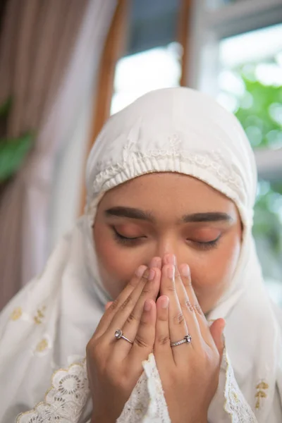 asian muslim woman praying