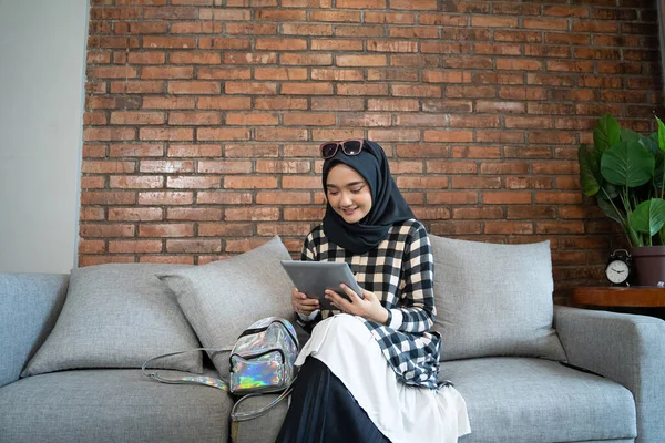 Mulher muçulmana em casa usando tablet — Fotografia de Stock