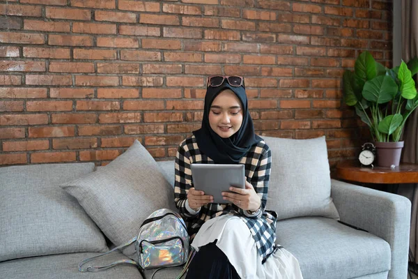 Mulher muçulmana em casa usando tablet — Fotografia de Stock