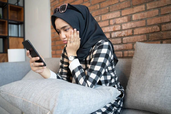 Znuděný žena doma pomocí svého mobilního telefonu — Stock fotografie