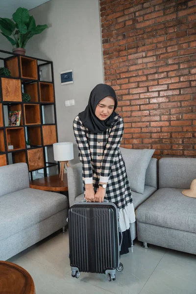 Muszlim nő cipeli nehéz bőrönd — Stock Fotó